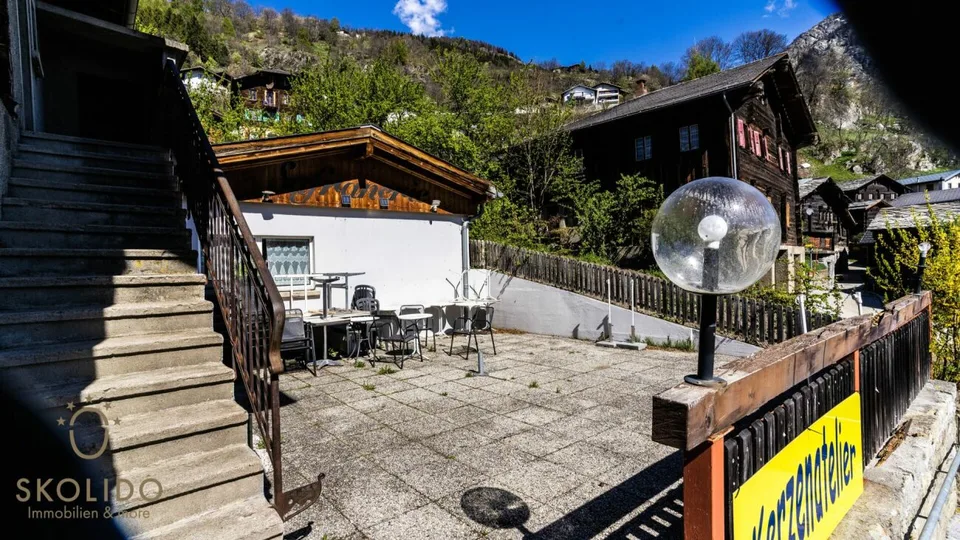 Einkaufsladen, grosses Restaurant mit Terrasse, Wohnung auf 2 Etagen, Garagen und Bauland im Herzen von Mund – Foto 17 von 30