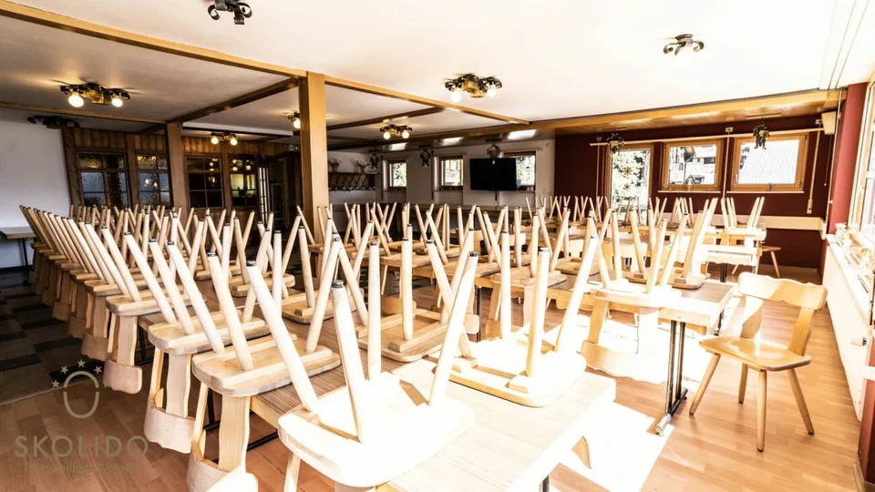 Einkaufsladen, grosses Restaurant mit Terrasse, Wohnung auf 2 Etagen, Garagen und Bauland im Herzen von Mund – Foto 10 von 30