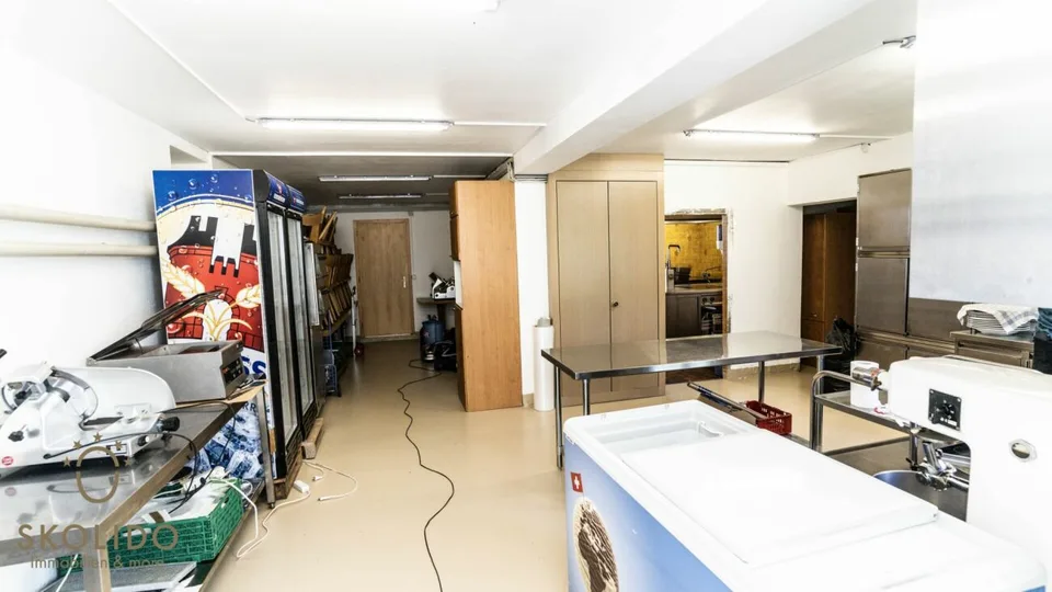 Einkaufsladen, grosses Restaurant mit Terrasse, Wohnung auf 2 Etagen, Garagen und Bauland im Herzen von Mund – Foto 19 von 30