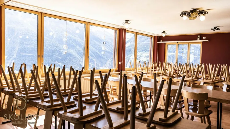 Einkaufsladen, grosses Restaurant mit Terrasse, Wohnung auf 2 Etagen, Garagen und Bauland im Herzen von Mund – Foto 9 von 30