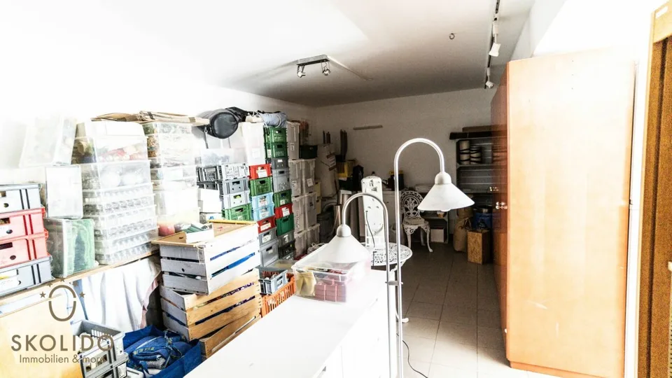 Einkaufsladen, grosses Restaurant mit Terrasse, Wohnung auf 2 Etagen, Garagen und Bauland im Herzen von Mund – Foto 18 von 30