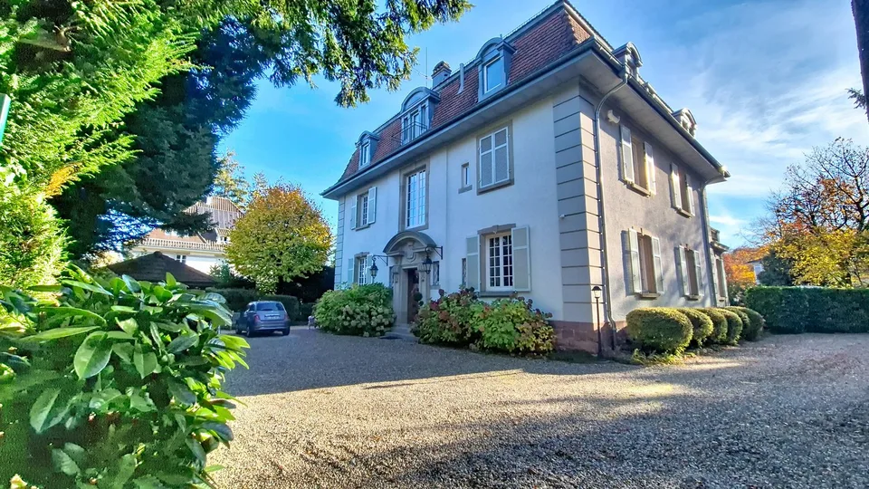 Prestigeträchtiges Herrenhaus mit 5 Suiten, Pool und separatem Gästehaus in bester Lage von Mulhouse