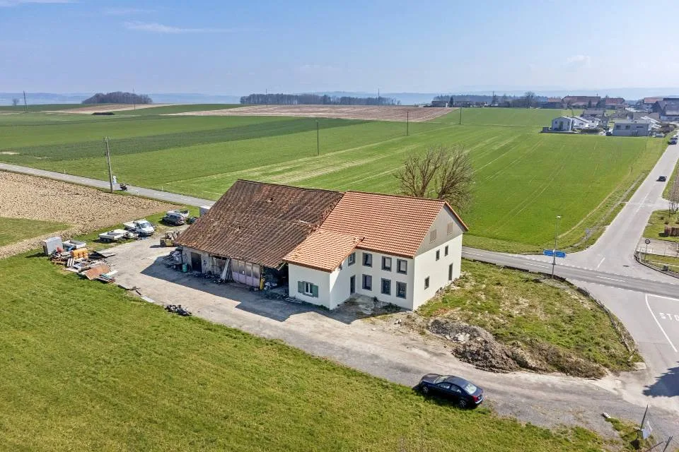 Gelegenheit: 2 Semi-Detached-Villen + Scheune, nahe Estavayer