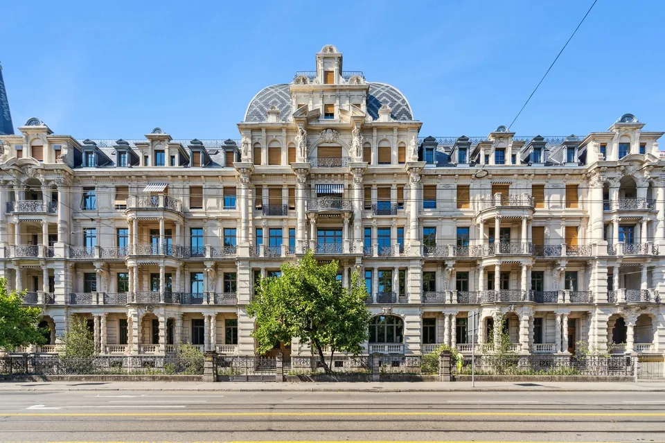 Prestigeträchtig arbeiten -  Letze Büroflächen im Weissen Schloss am Zürichsee!