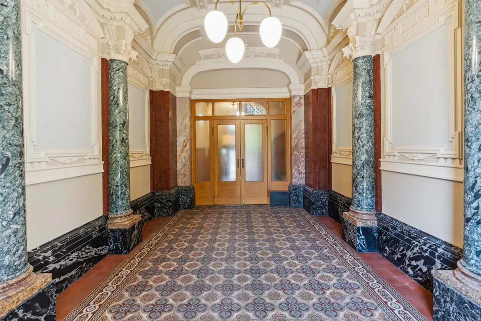 Prestigeträchtig arbeiten -  Letze Büroflächen im Weissen Schloss am Zürichsee!