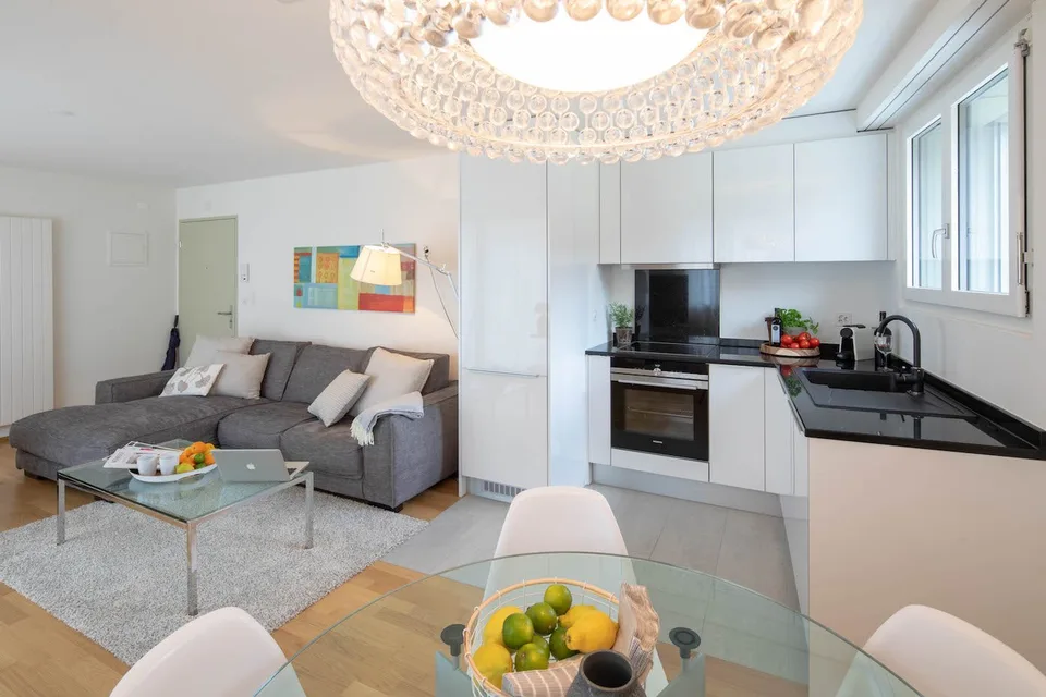 Moderne möblierte 2-Zimmer-Penthouse-Wohnung mit Balkon in Zürich Wiedikon