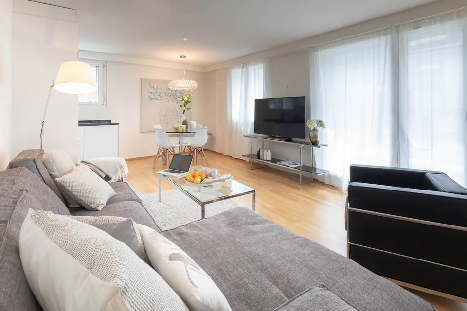Modern Furnished 2-Room Penthouse Apartment with Balcony in Zürich Wiedikon