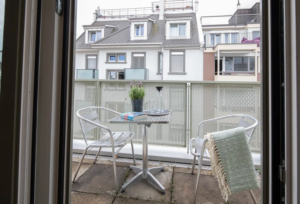 Helle, möblierte 2.5-Zimmer-Attikawohnung mit Balkon in Zürich Wiedikon – Foto 6 von 7