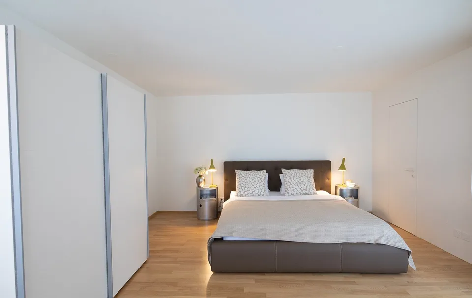 Moderne möblierte 2-Zimmer-Penthouse-Wohnung mit Balkon in Zürich Wiedikon