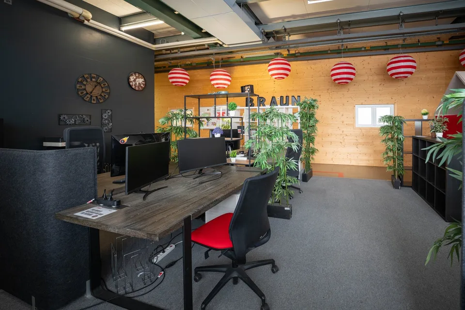Coworking Desk in Fabrikhalle - diverse Abomodelle