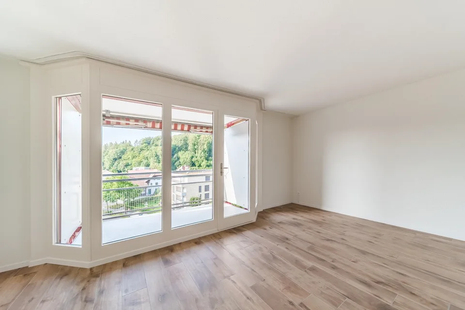 Luxuriöse 4.5-Zimmer-Wohnung für Familien in Toplage mit Ausblick, Coop im Haus. – Foto 9 von 18