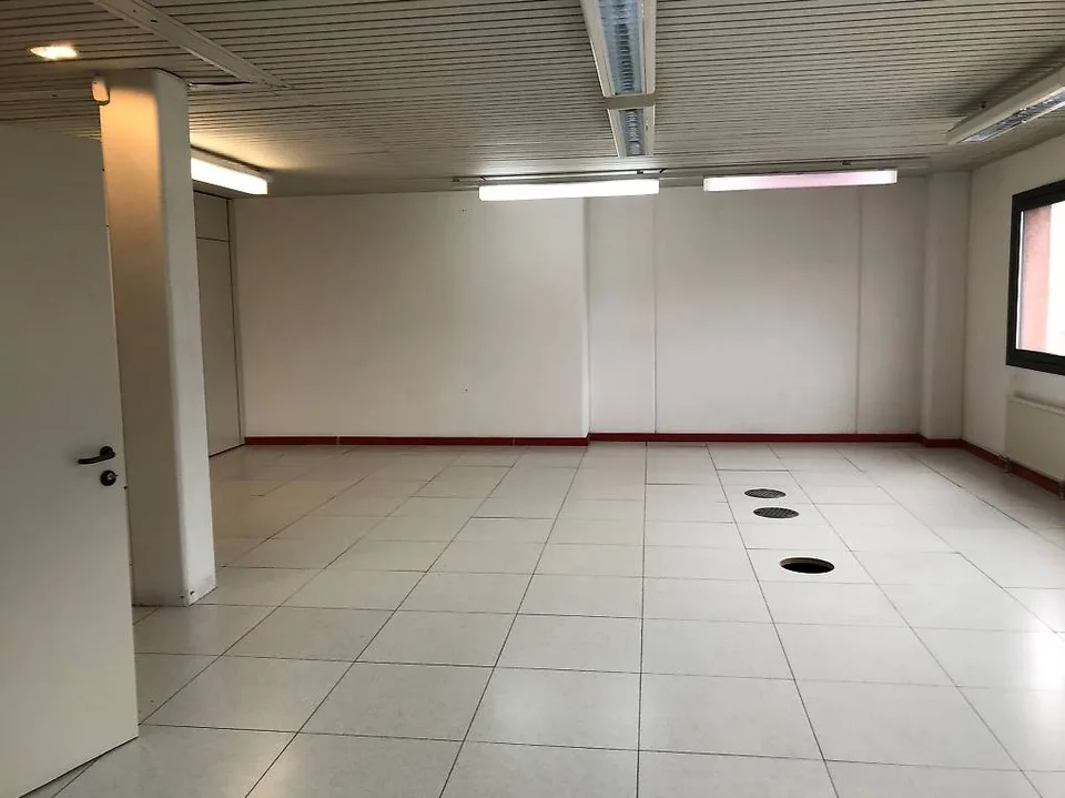 AFFITTASI A CADENAZZO SPAZIO COMMERCIALE DI CA. 130 mq