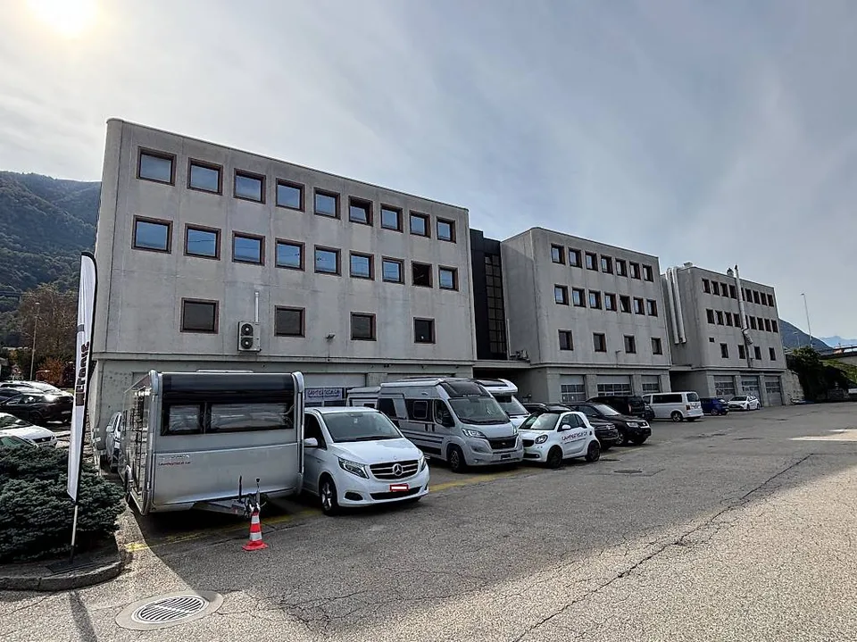 AFFITTASI A CADENAZZO SPAZIO COMMERCIALE DI CA. 130 mq