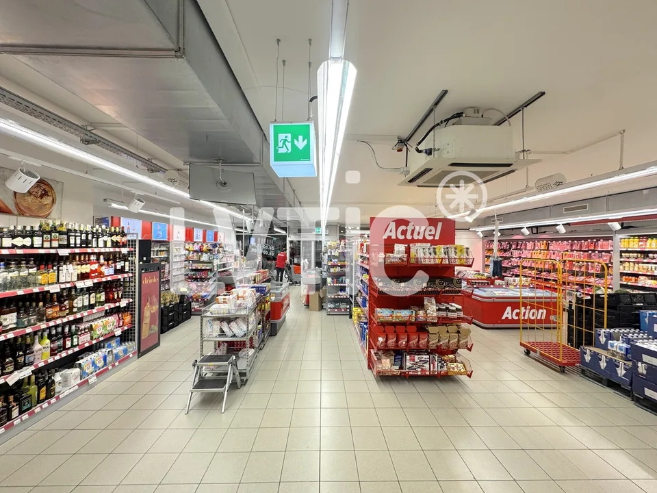 Locale commerciale di 430 m2 in affitto a Martigny