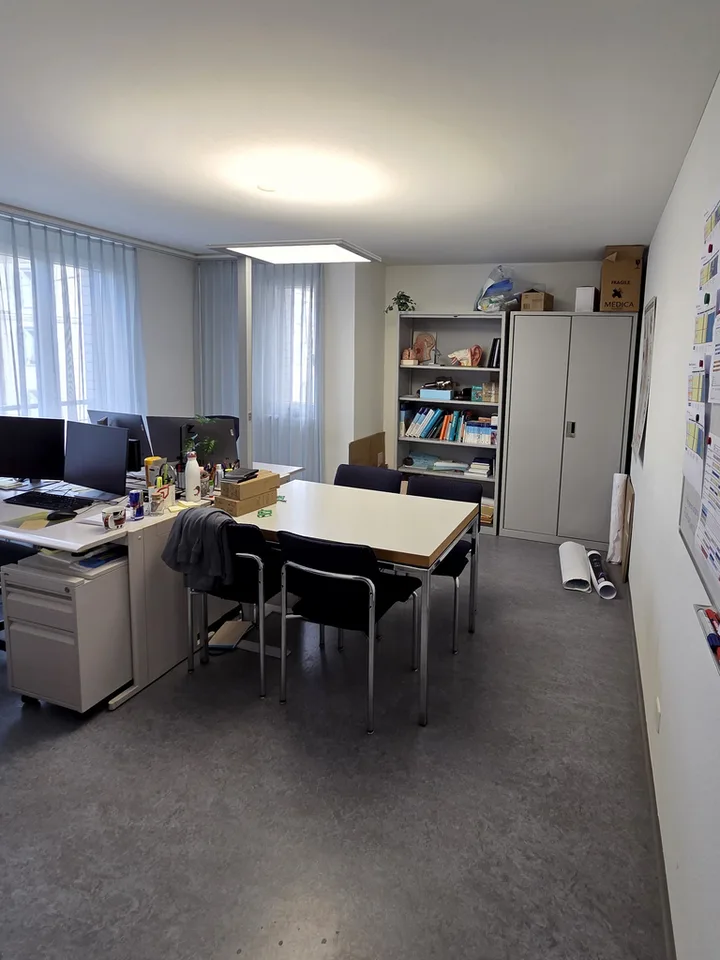 Uffici situati centralmente con allestimento di base