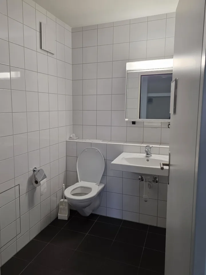 Uffici situati centralmente con allestimento di base – foto 6 di 6