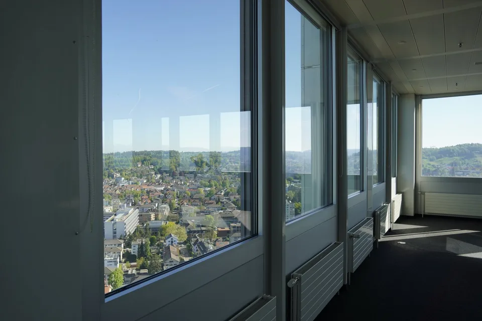 Coworking Desk on 25th Floor: only 2 minutes from the train station - various subscription models
