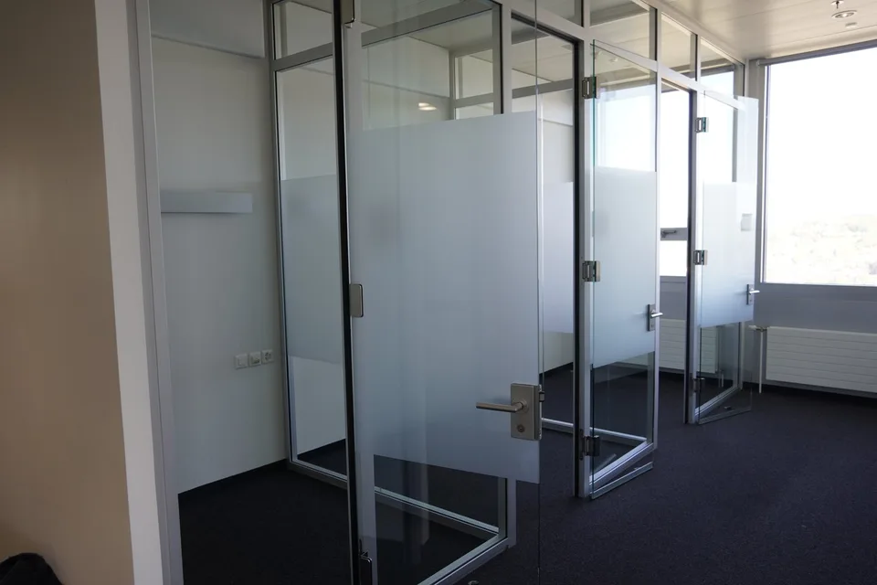 Coworking Desk on 25th Floor: only 2 minutes from the train station - various subscription models