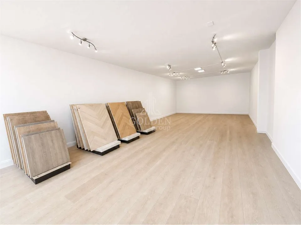 Spazio commerciale / showroom con 4 posti auto in posizione strategica