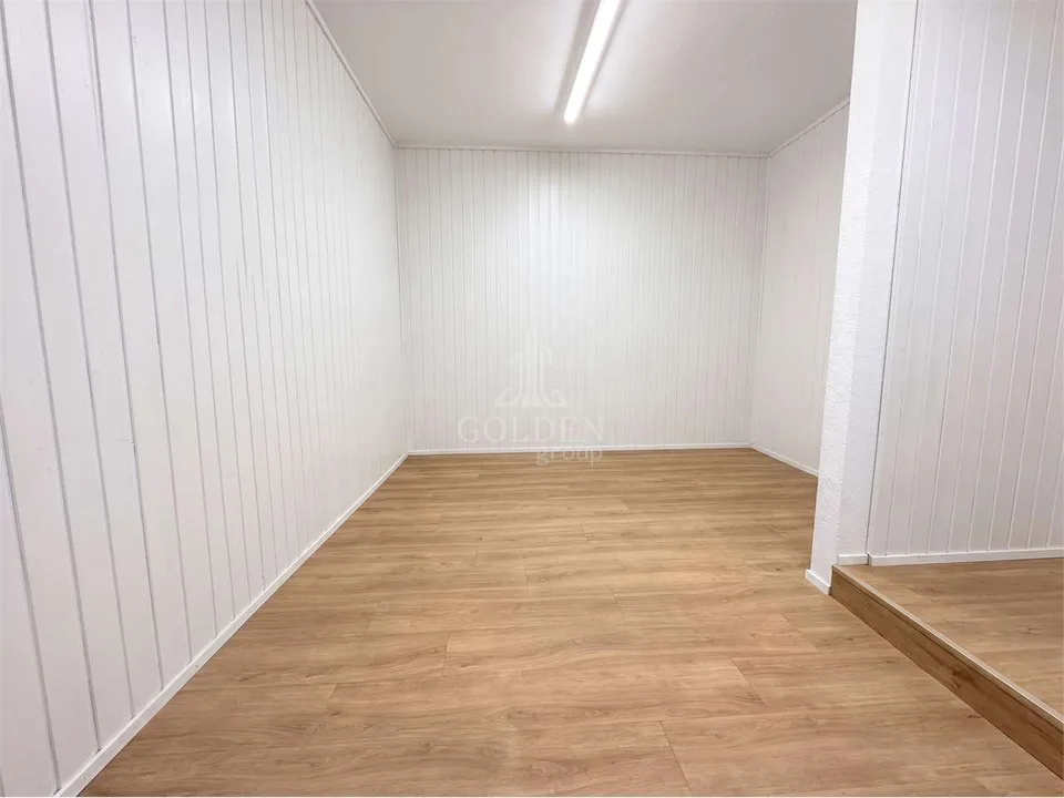 Espace commercial / showroom avec 4 places de parking dans un emplacement stratégique – photo 7 sur 11