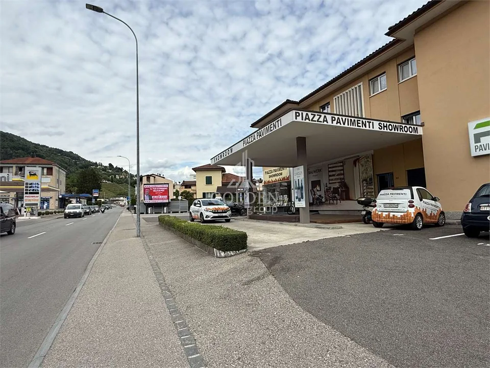 Espace commercial / showroom avec 4 places de parking dans un emplacement stratégique – photo 10 sur 11