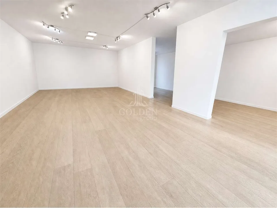 Espace commercial / showroom avec 4 places de parking dans un emplacement stratégique – photo 6 sur 11