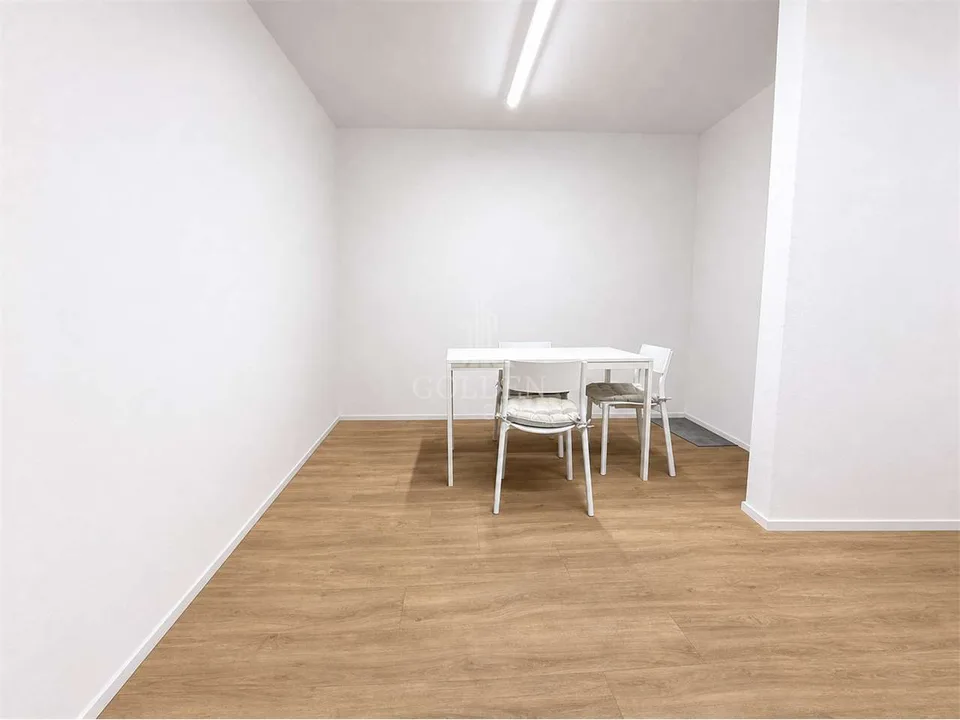 Espace commercial / showroom avec 4 places de parking dans un emplacement stratégique – photo 9 sur 11