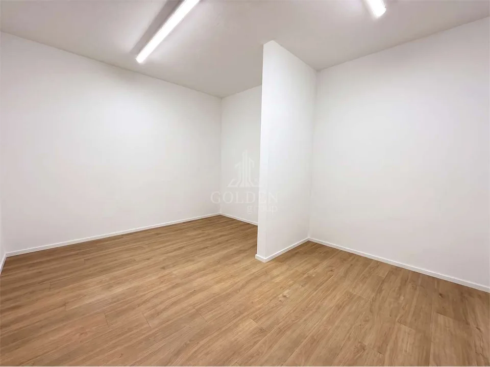 Espace commercial / showroom avec 4 places de parking dans un emplacement stratégique – photo 8 sur 11