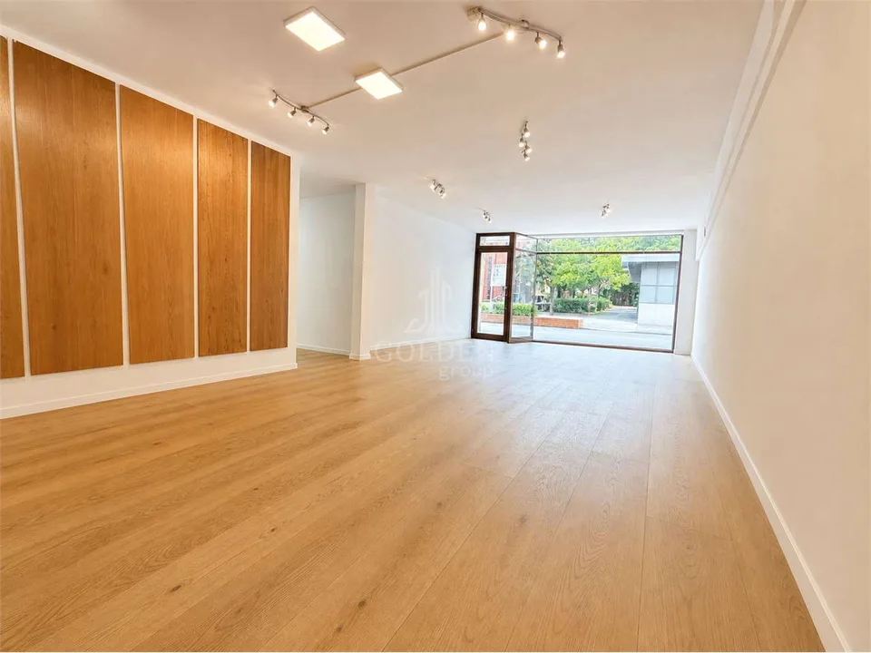 Spazio commerciale / showroom con 4 posti auto in posizione strategica