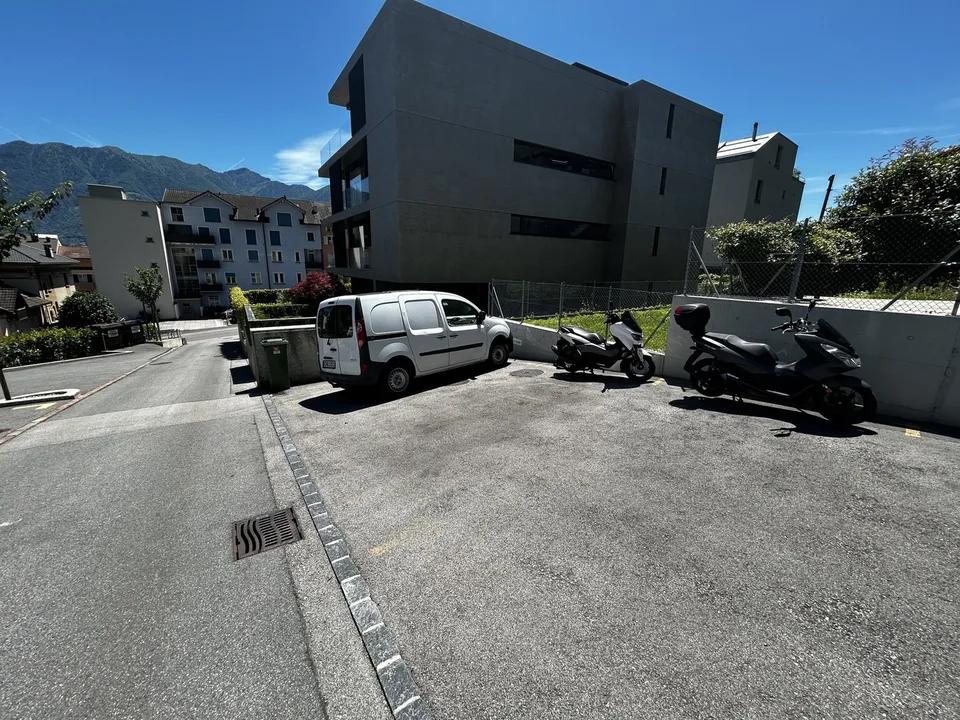 Außenparkplatz in Minusio