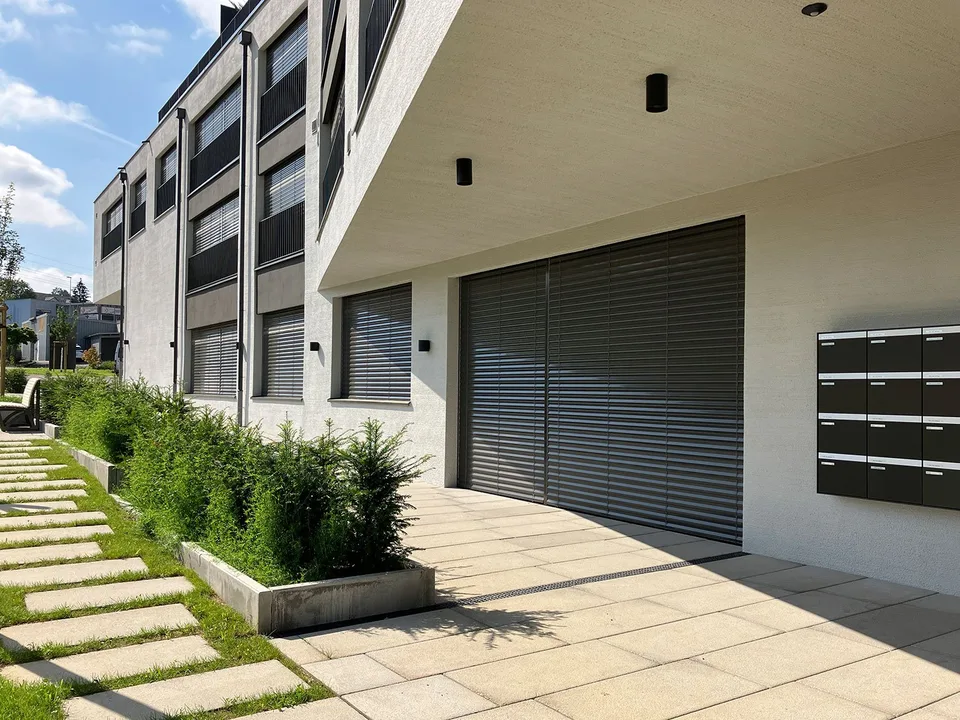 Spazi di lavoro flessibili e polivalenti. Asilo nido e centro di accoglienza privati nell'edificio.