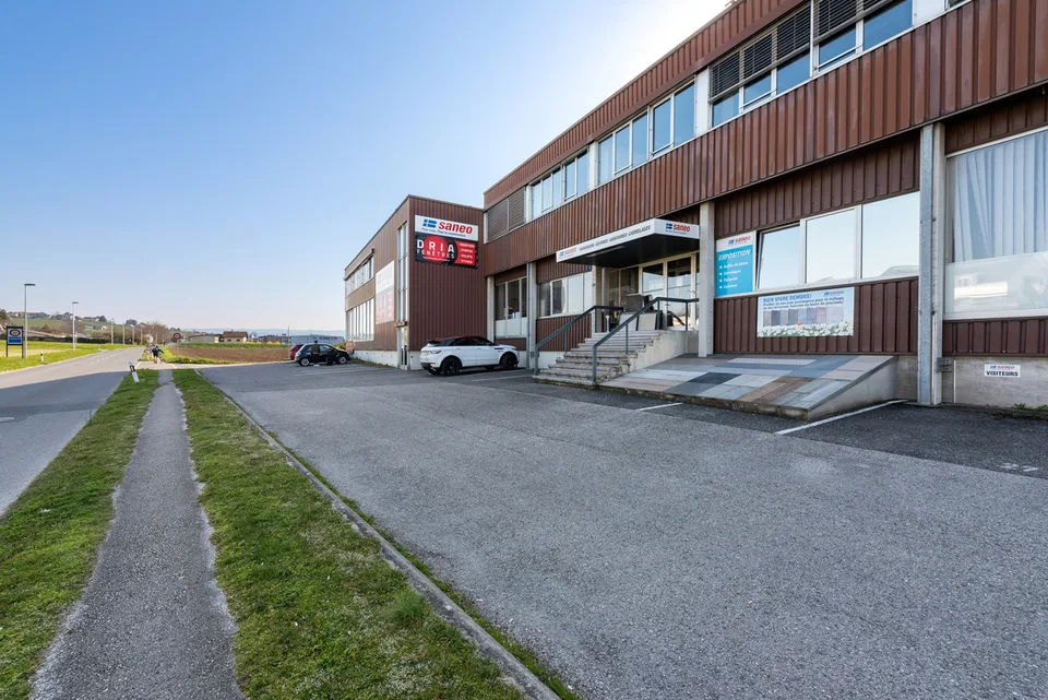 Atelier/dépôt 190m2 - Proche autoroute et transports - Monte-charge