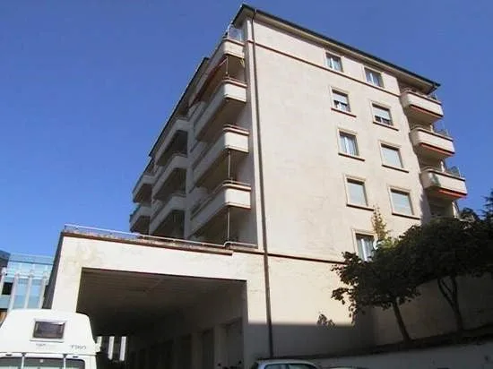 Places de parc extérieures No 8 et 16 à louer jusqu'au 31.12.2026