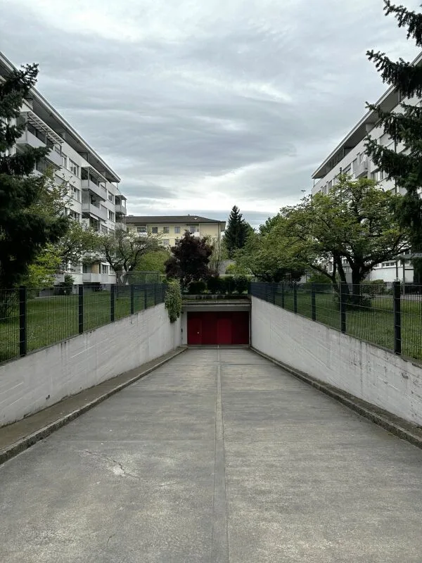 Motorradeinstellhallenplatz nahe Gartenbad Bachgraben
