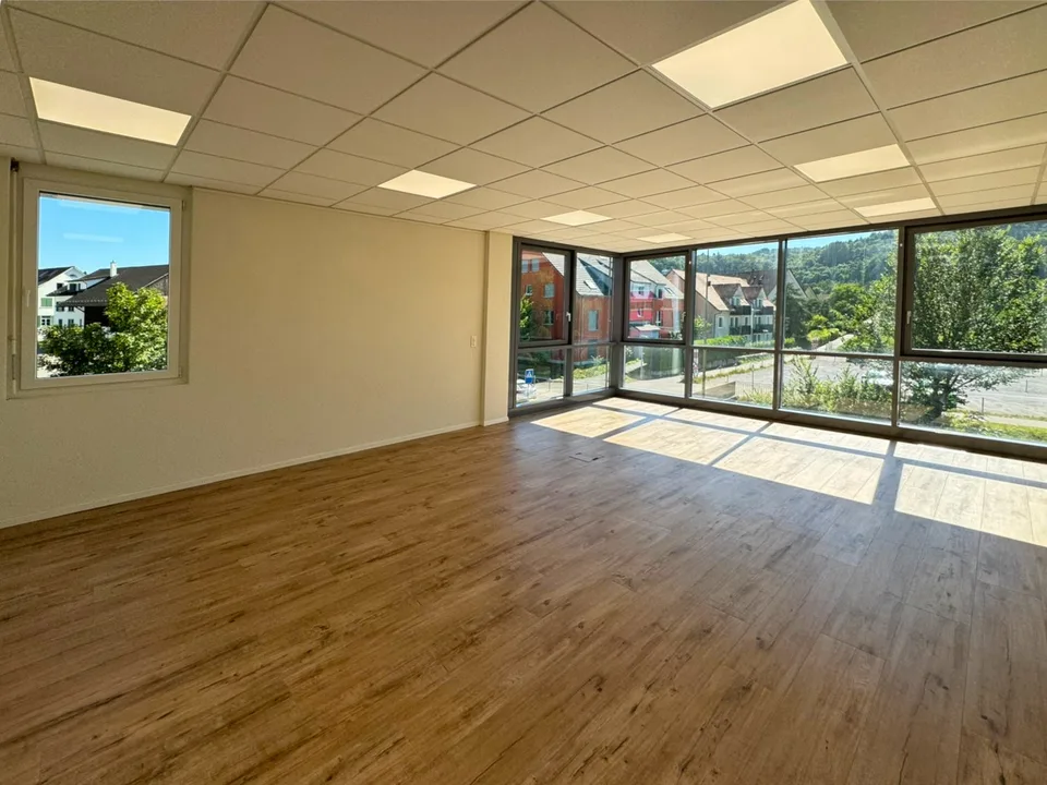 Helle Büro-/Gewerberäumlichkeiten an bester Lage in Urdorf