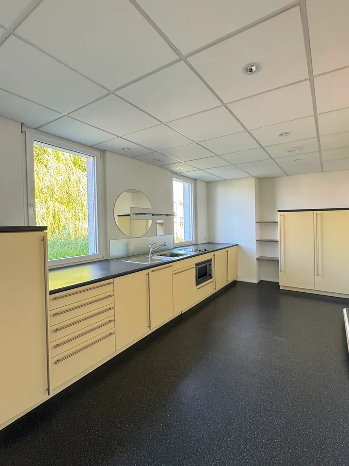 Bright office/commercial space in prime location in Urdorf