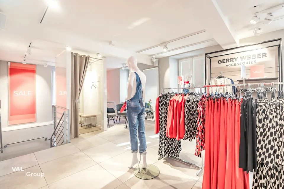 Spazio commerciale unico direttamente sulla piazza vivace di Brig