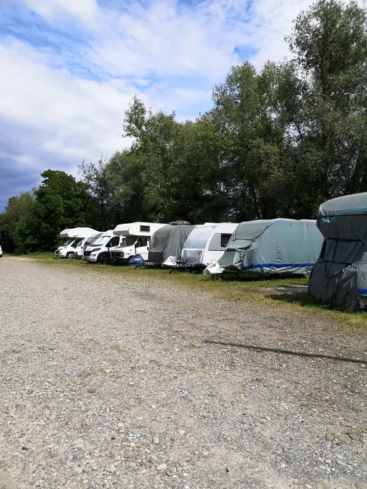 Stellplatz für Wohnwagen in ruhiger Lage in Windisch