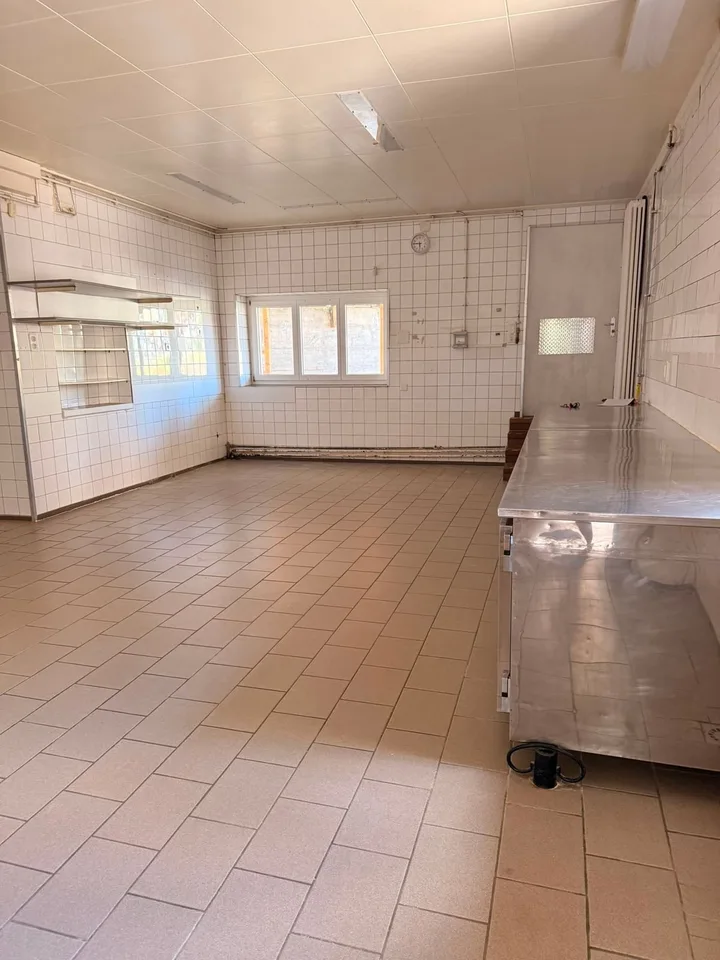 Einzigartige Gelegenheit in Vallorbe: Bäckerei mit Tea-Room, Labor und Apartment.
