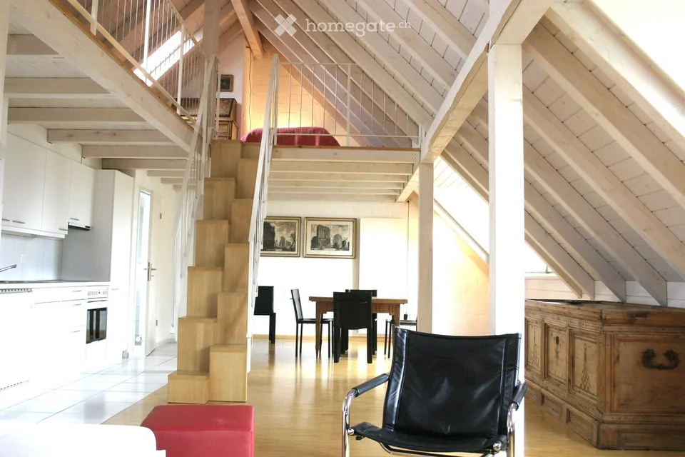 Charmantes Attika-Appartement mit Galerie und Weitblick zum Jura