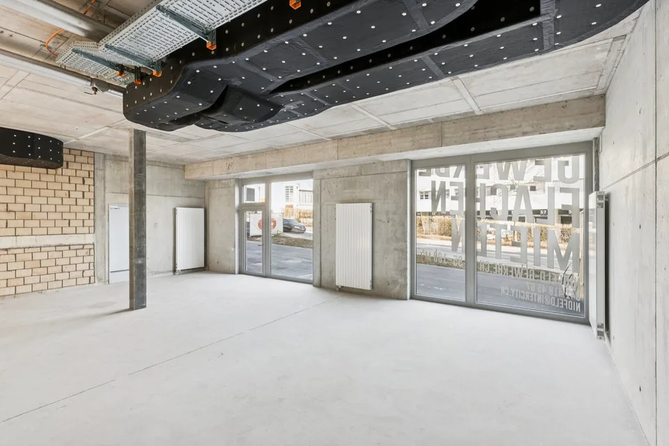 Spazi commerciali parzialmente costruiti nel quartiere in ascesa
