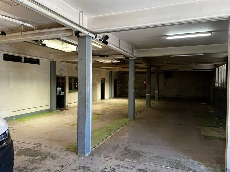 Lokal mit großem Lager und Büro