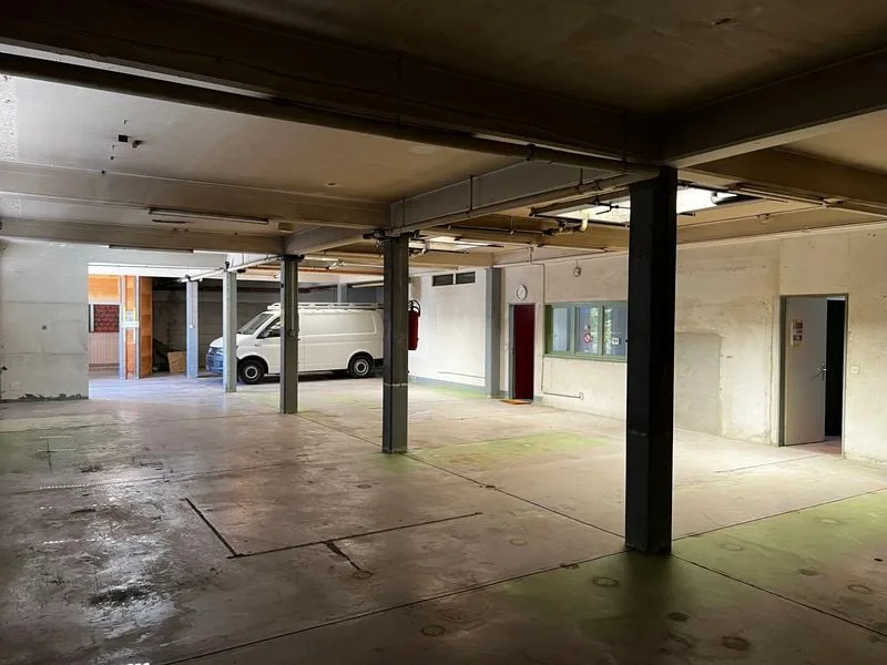 Lokal mit großem Lager und Büro