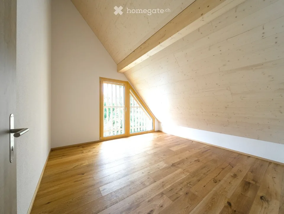 Location pour la première fois de l'appartement mansardé de 5,5 pièces dans une ferme historique à Lurtigen