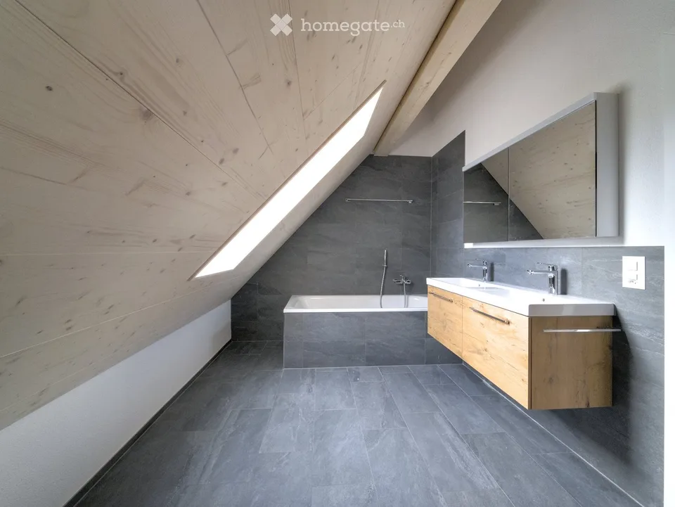 Location pour la première fois de l'appartement mansardé de 5,5 pièces dans une ferme historique à Lurtigen