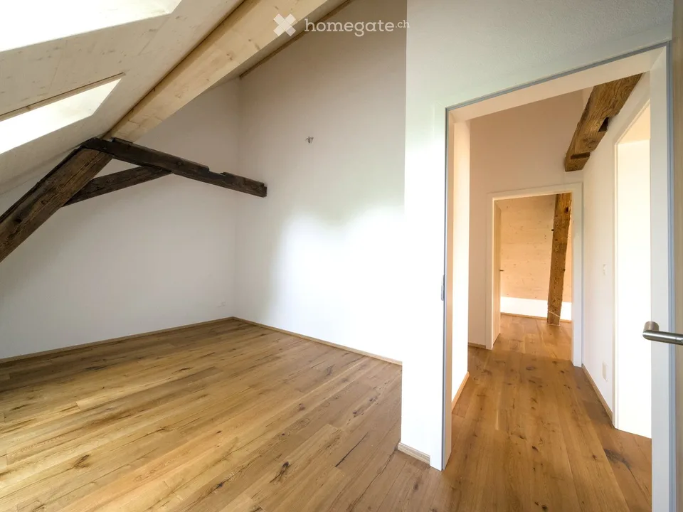 Location pour la première fois de l'appartement mansardé de 5,5 pièces dans une ferme historique à Lurtigen