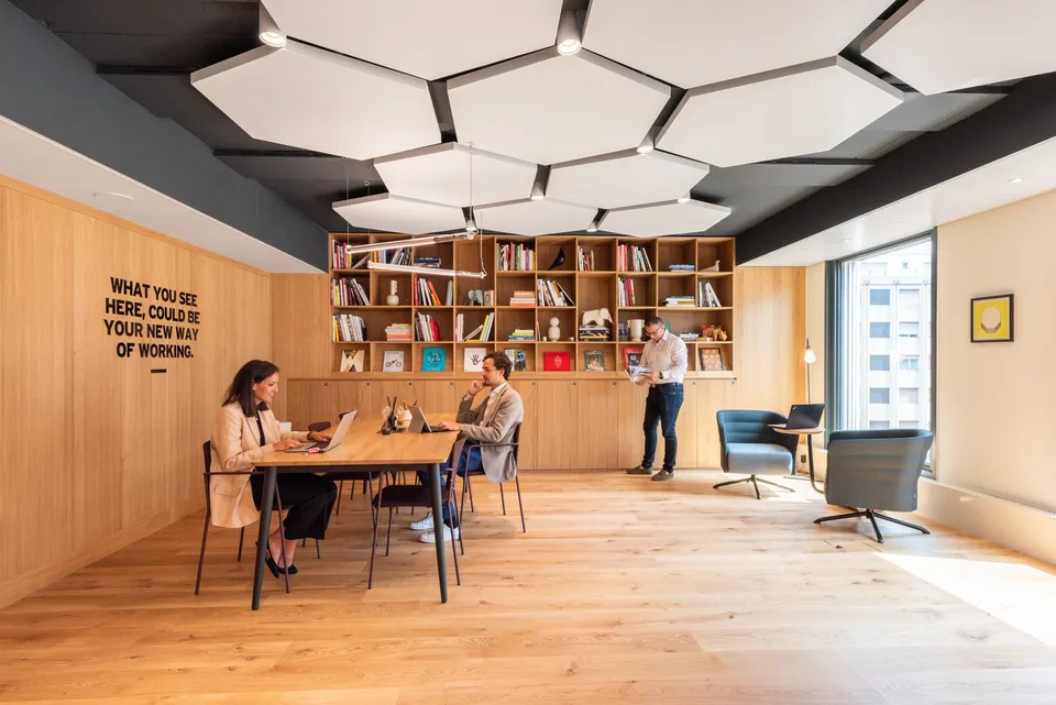 Bureau sur mesure pour 3 à Spaces Main Station