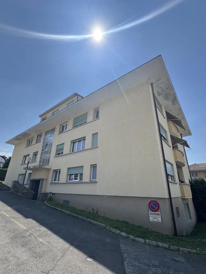 A saisir, une place de parc extérieure à louer