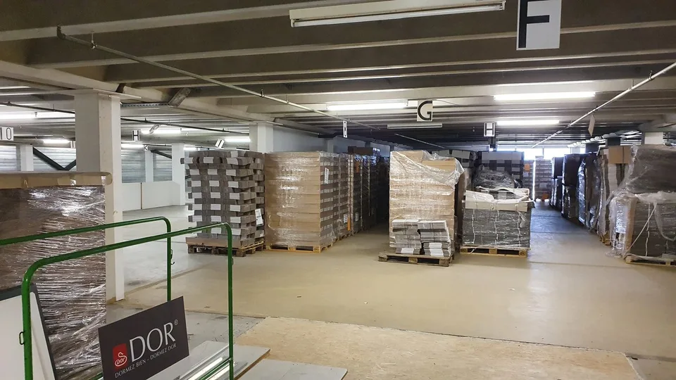 10'200 m² di spazio di stoccaggio/negozio polifunzionale a 2557 Studen/BE - Migliori prezzi