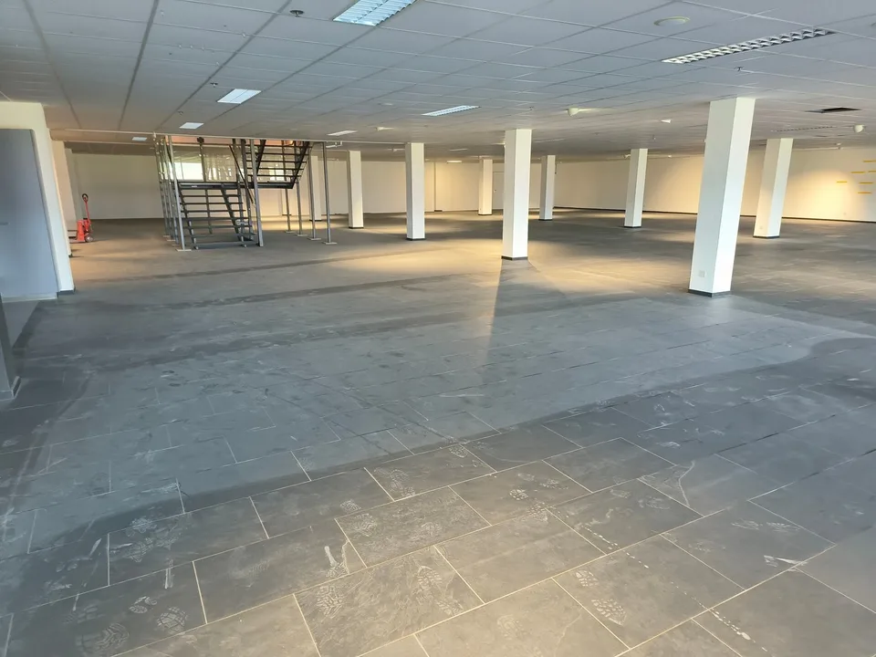10'200 m² di spazio di stoccaggio/negozio polifunzionale a 2557 Studen/BE - Migliori prezzi